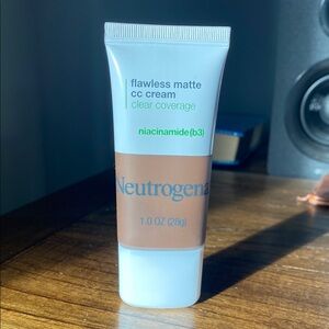 NWT Neutrogena Flawless Matte CC Cream with Niacinamide (b3) in Shade Sienna 10